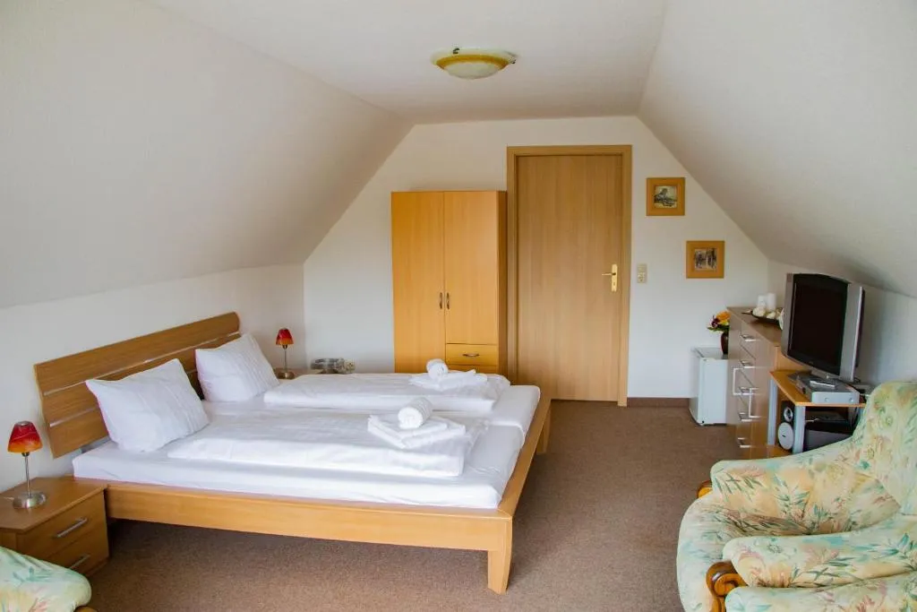 Ausflugsrestaurant & Pension Aalbude & Hausfloßvermietung 15 PS am Kummerower See-Verchen
