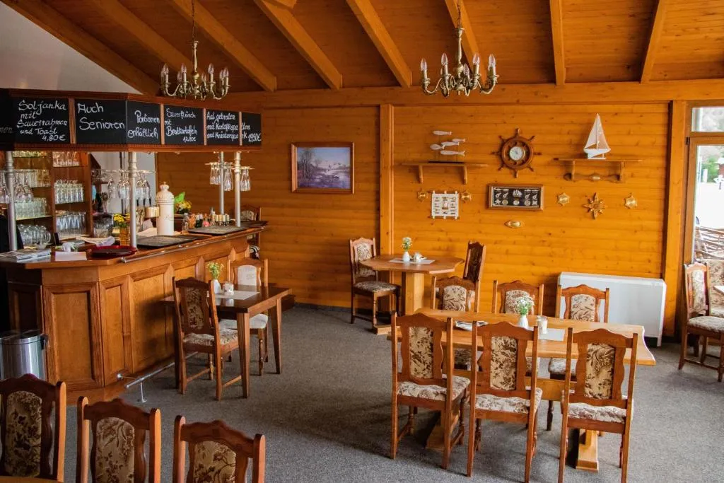 Ausflugsrestaurant & Pension Aalbude & Hausfloßvermietung 15 PS am Kummerower See-Verchen