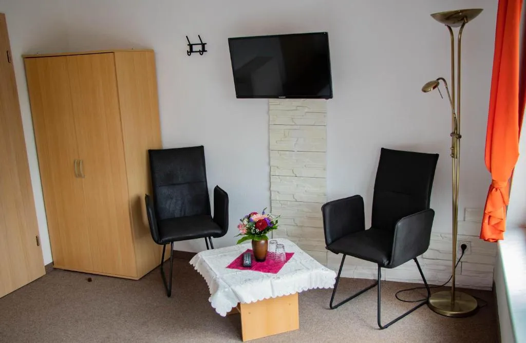 Ausflugsrestaurant & Pension Aalbude & Hausfloßvermietung 15 PS am Kummerower See-Verchen
