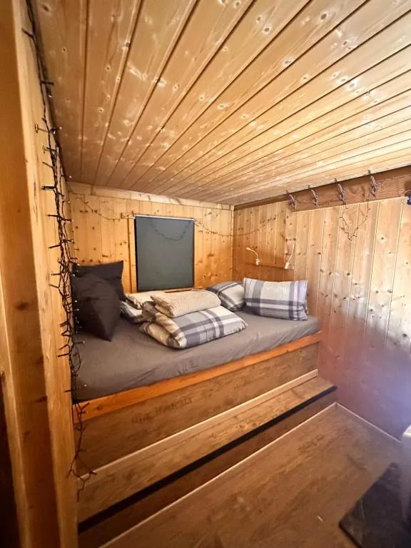 Bauwagen mit Bergblick