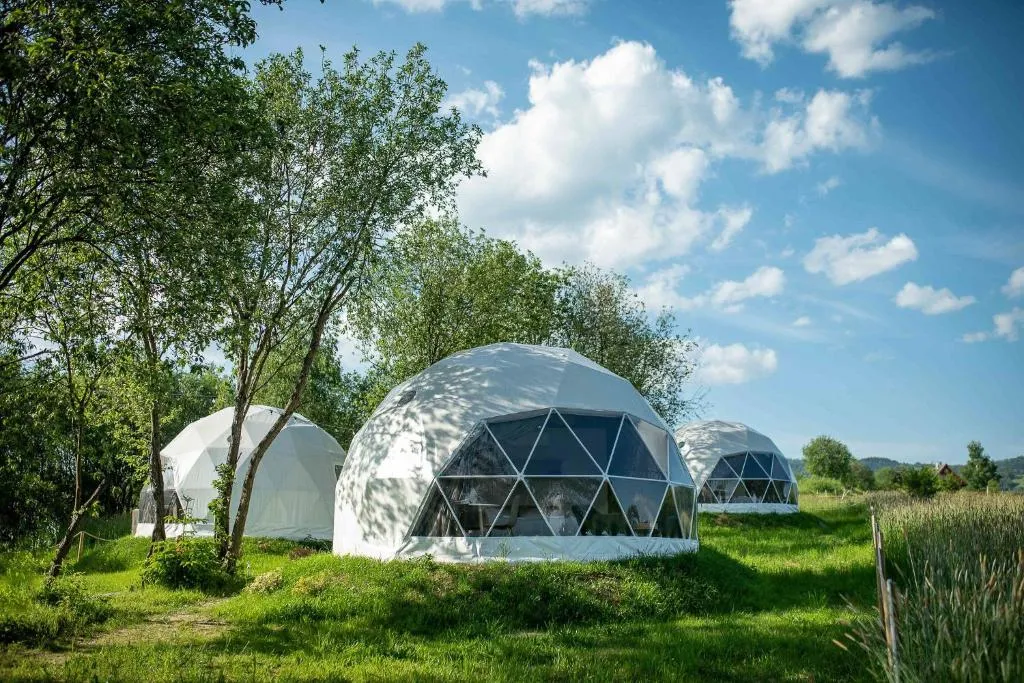 Glamping Biała Czapla z balią nad jeziorem czorsztyńskim
