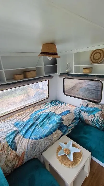 Gerestylde vintage caravan "Zee" met luxe badkamer bij "de Kapitein"