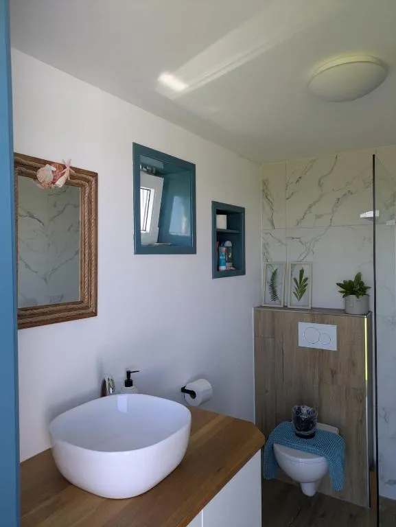 Gerestylde vintage caravan "Zee" met luxe badkamer bij "de Kapitein"