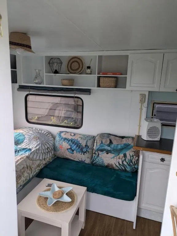 Gerestylde vintage caravan "Zee" met luxe badkamer bij "de Kapitein"