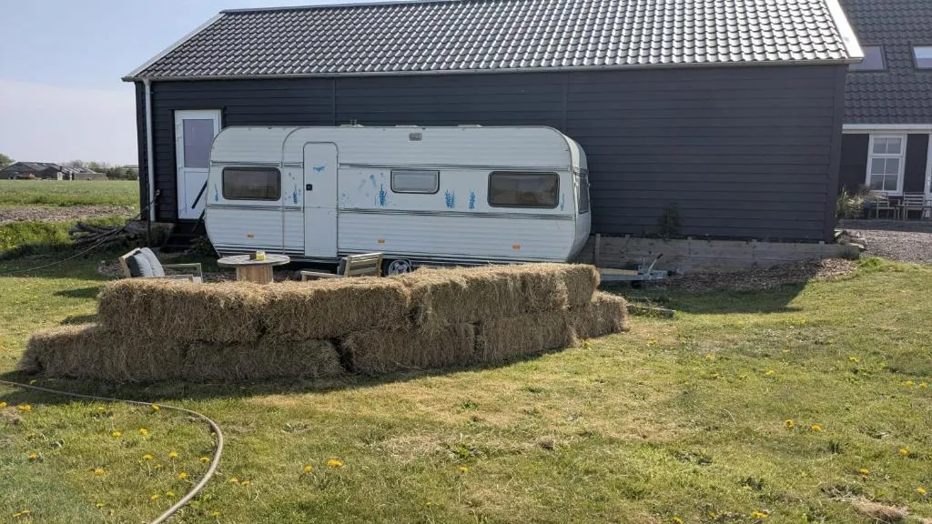Gerestylde vintage caravan "Zee" met luxe badkamer bij "de Kapitein"