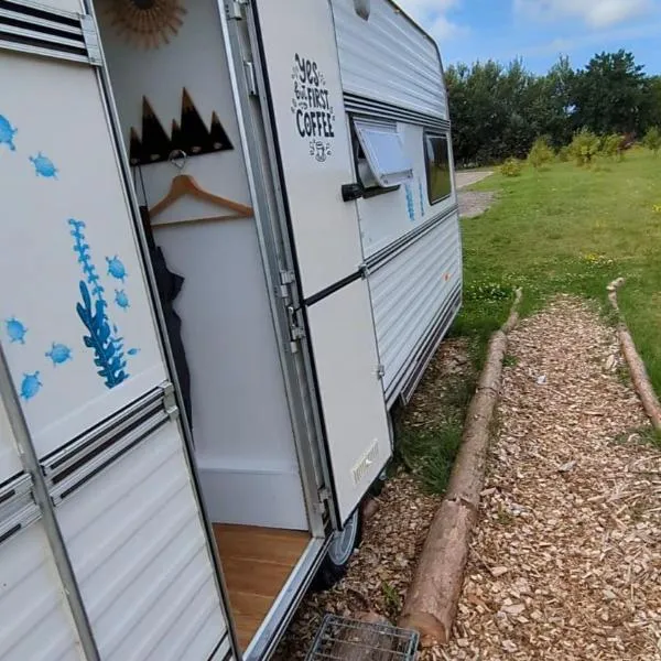 Gerestylde vintage caravan "Zee" met luxe badkamer bij "de Kapitein"