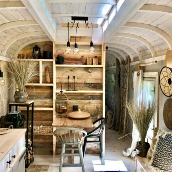 Entspannung im Zirkuswagen: außergewöhnliche und liebevoll eingerichtete Glamping-Unterkunft im Grünen