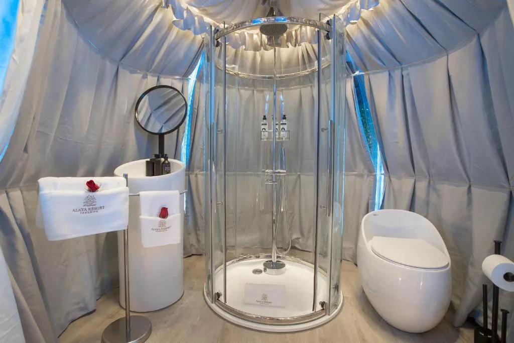 Experiencia Habitación Burbuja con Jacuzzi Privado, Piscina y Vistas al Mar