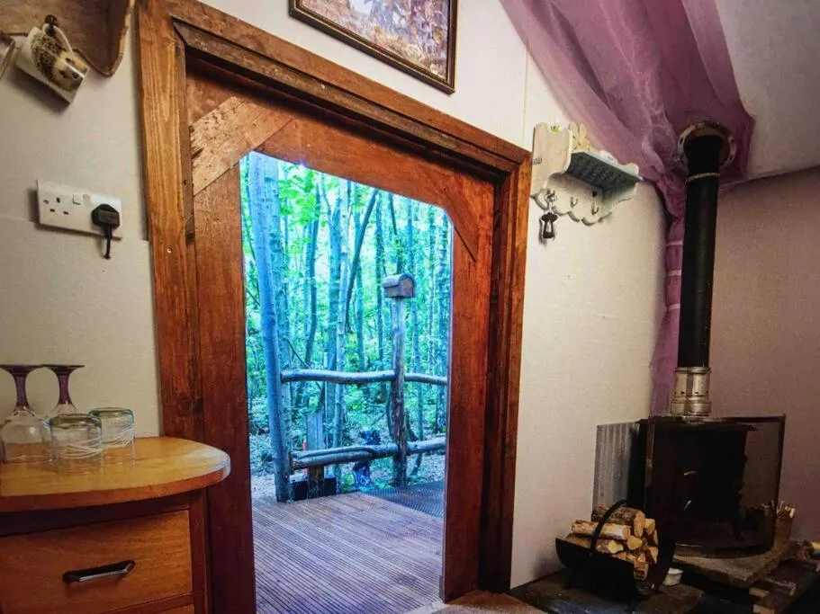 Cosy woodland Romantic retreat With log fires and nature