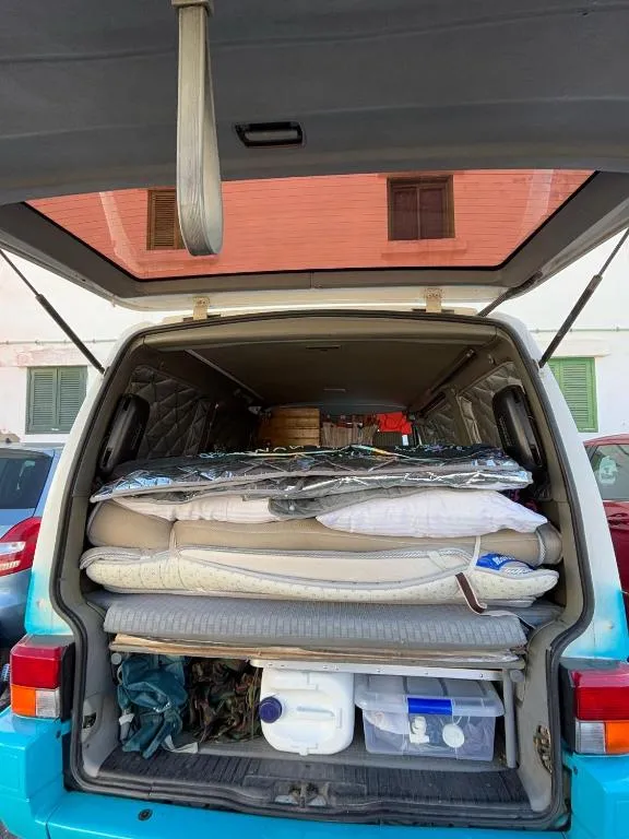 Furgoneta camperizada para dormir y conducir