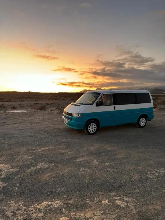 Furgoneta camperizada para dormir y conducir