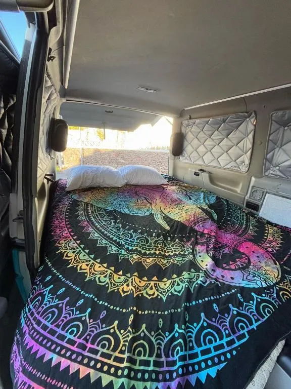 Furgoneta camperizada para dormir y conducir