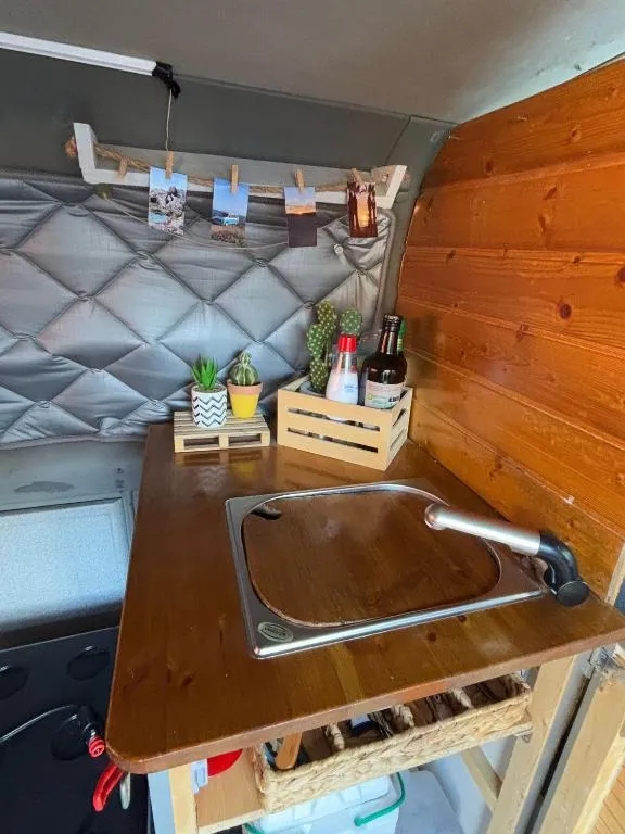 Furgoneta camperizada para dormir y conducir