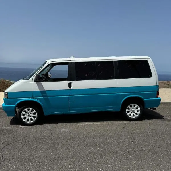 Furgoneta camperizada para dormir y conducir