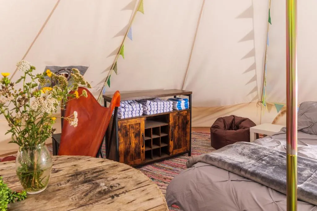 Hill Top Hideaway Shepherds Hut with Hot Tub