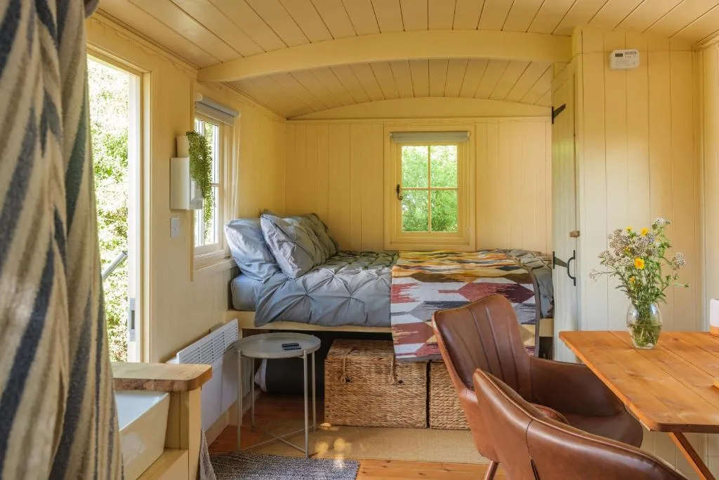 Hill Top Hideaway Shepherds Hut with Hot Tub