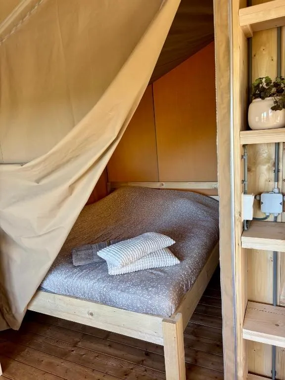 Luxe glamping tenten aan het water