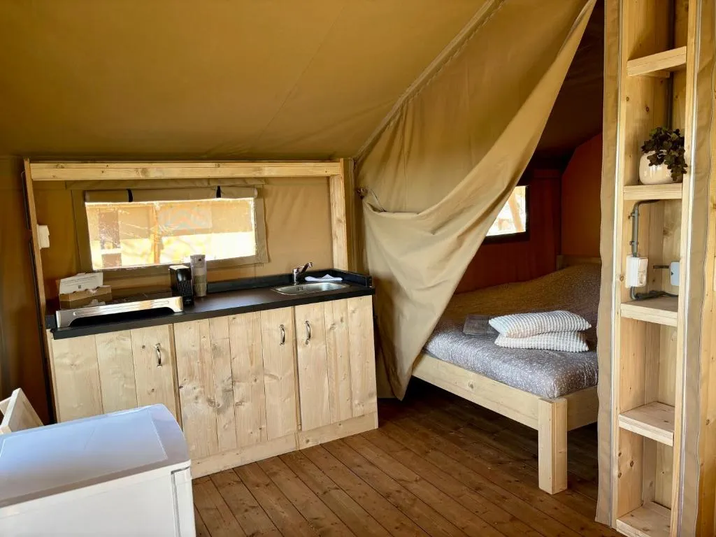 Luxe glamping tenten aan het water
