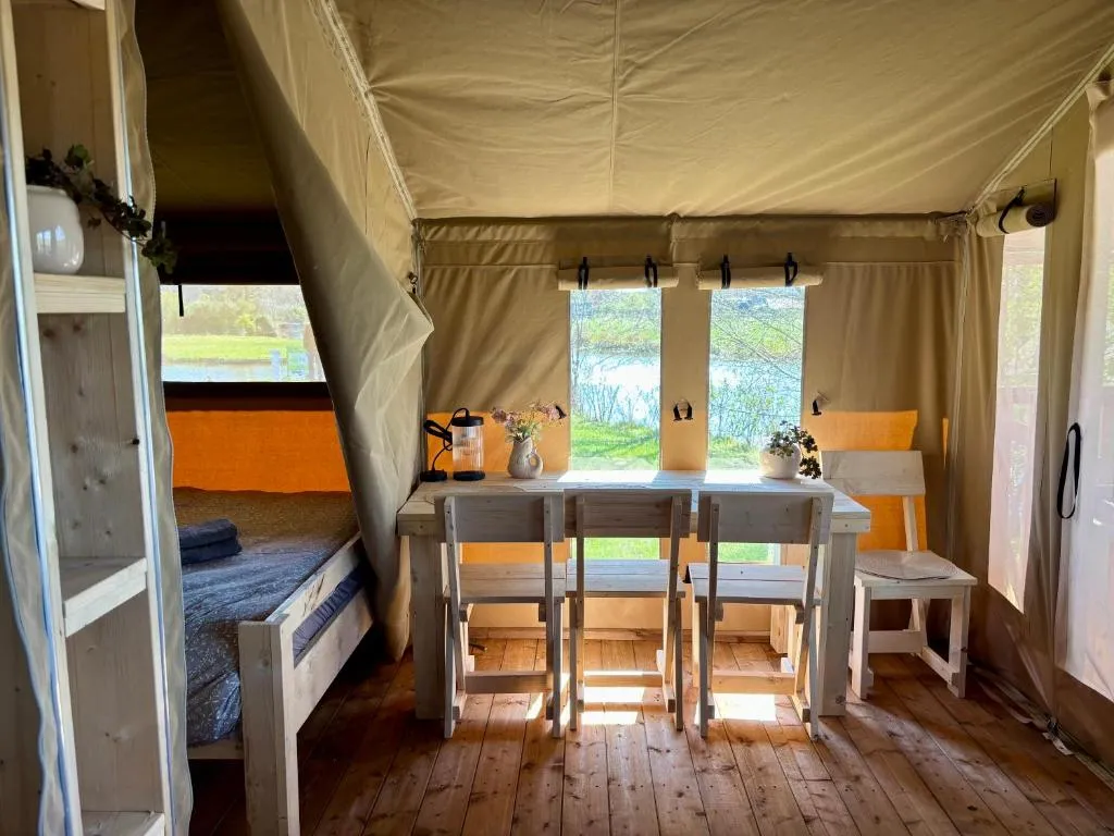 Luxe glamping tenten aan het water