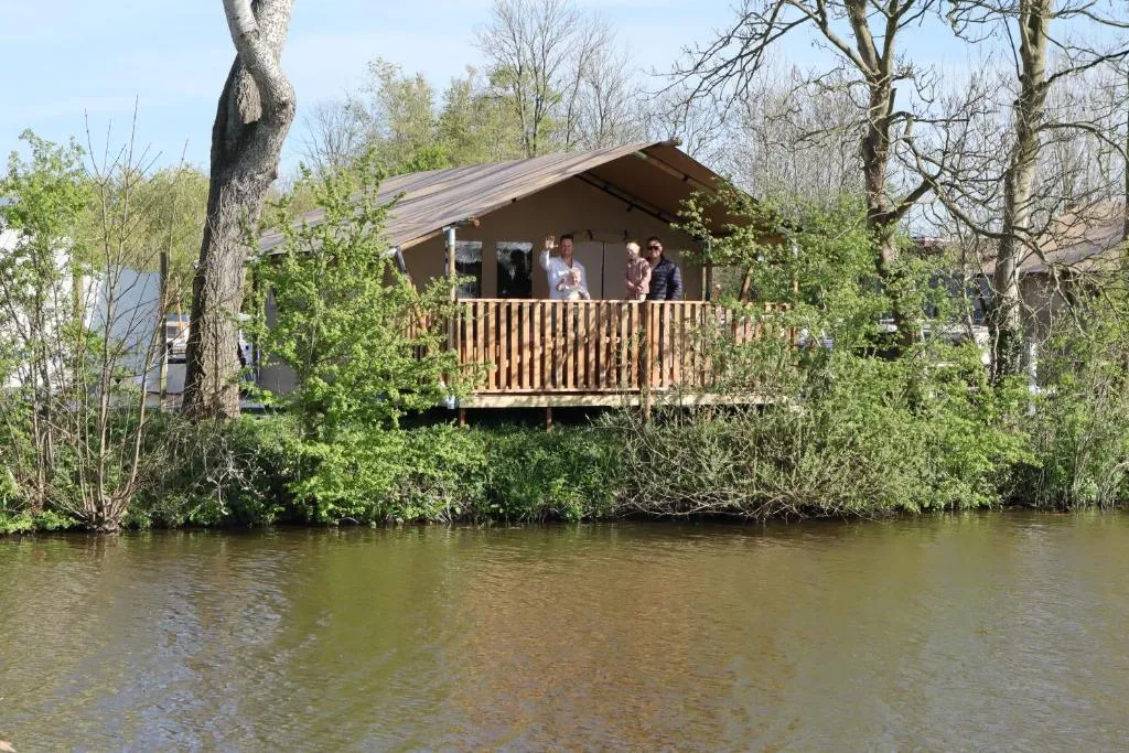 Luxe glamping tenten aan het water