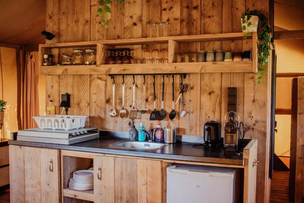Luxe safaritent op watersportcamping