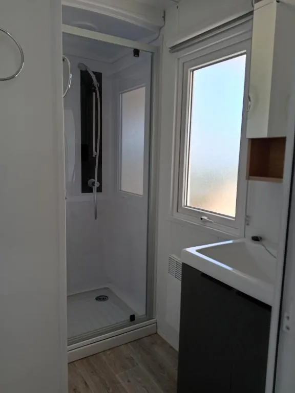 MH 495 SALSA 2 chambres et 1 salle de bain dans camping 4 étoiles