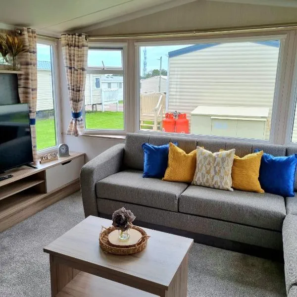 Modern Family Caravan with WiFi at Valley Farm, Clacton-on-Sea