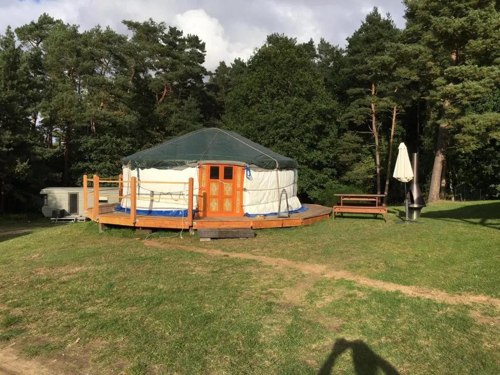 Mongolische Jurte auf Landhof inmitten der Natur bei Lübeck