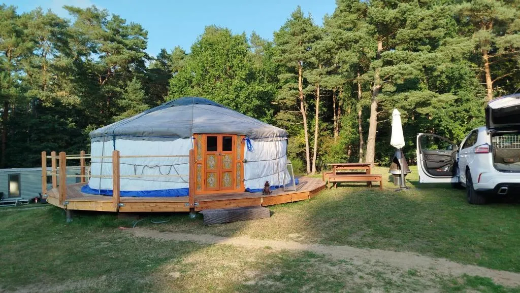 Mongolische Jurte auf Landhof inmitten der Natur bei Lübeck