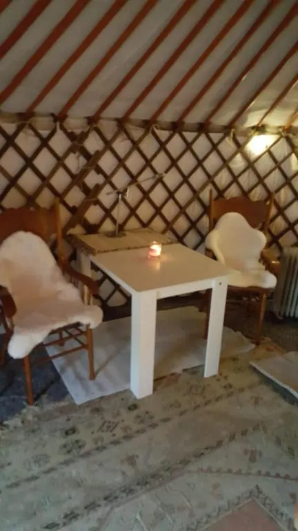 Mongolische Jurte auf Landhof inmitten der Natur bei Lübeck