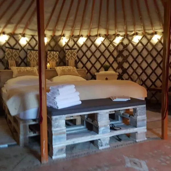 Mongolische Jurte auf Landhof inmitten der Natur bei Lübeck