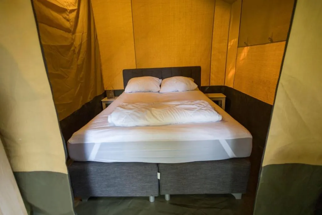 Mooie ruime 4 persoons glampingtent op kleine rustige camping