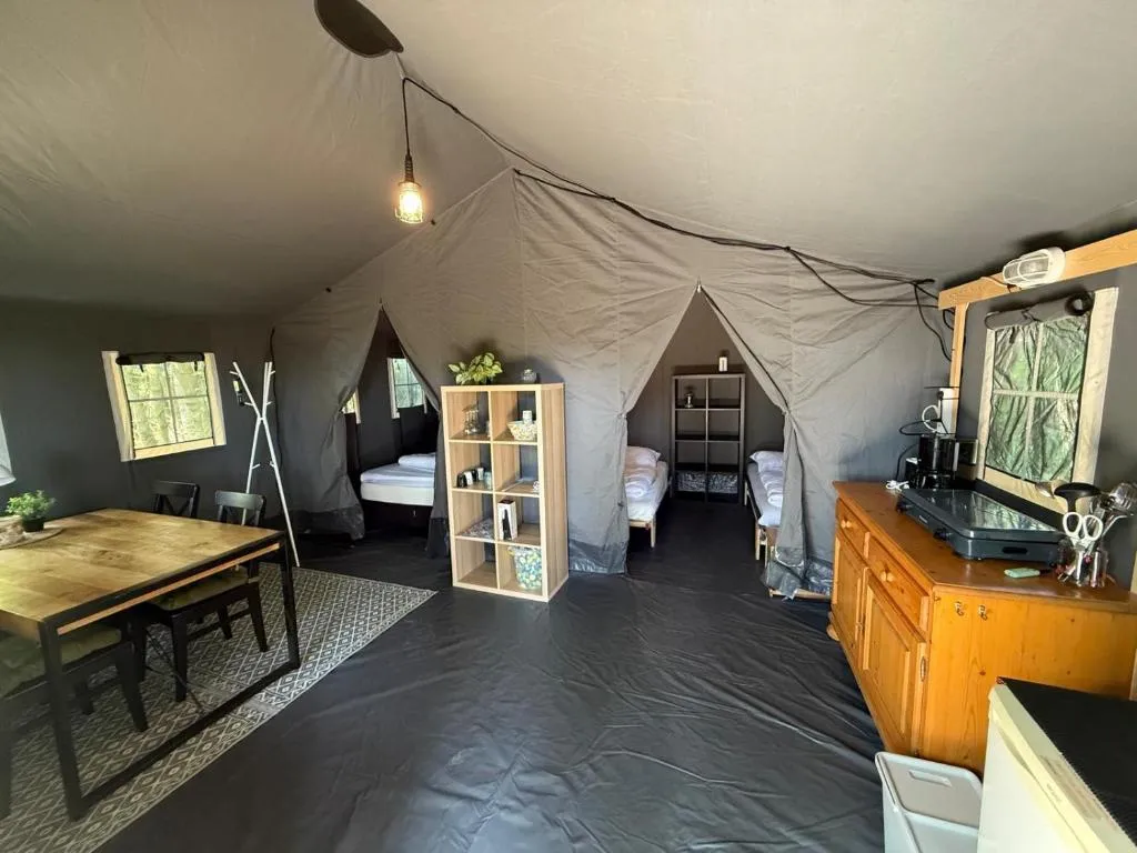 Mooie ruime 4 persoons glampingtent op kleine rustige camping