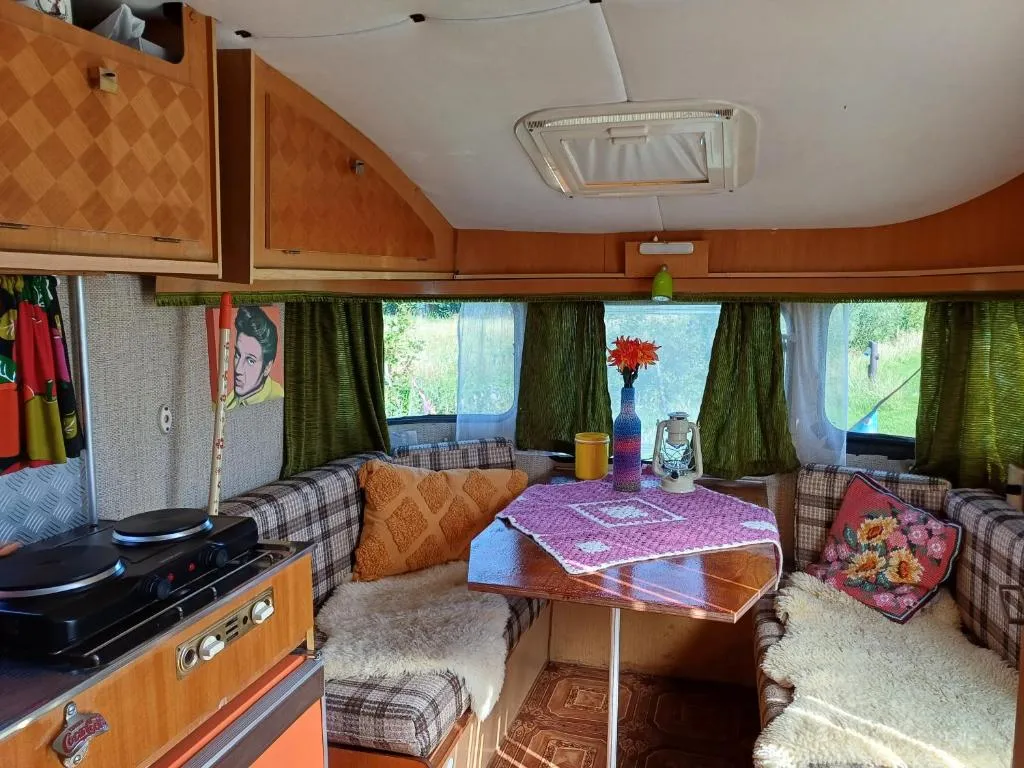 Kleurrijke retro contructam caravan vlakbij het Sneekermeer