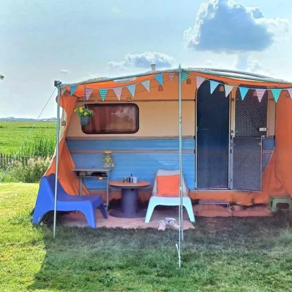 Kleurrijke retro contructam caravan vlakbij het Sneekermeer