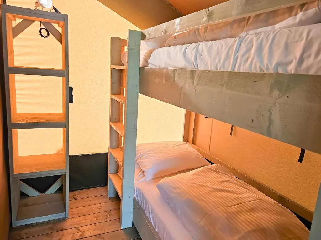 Safaritent met privé sanitair in hoofdgebouw