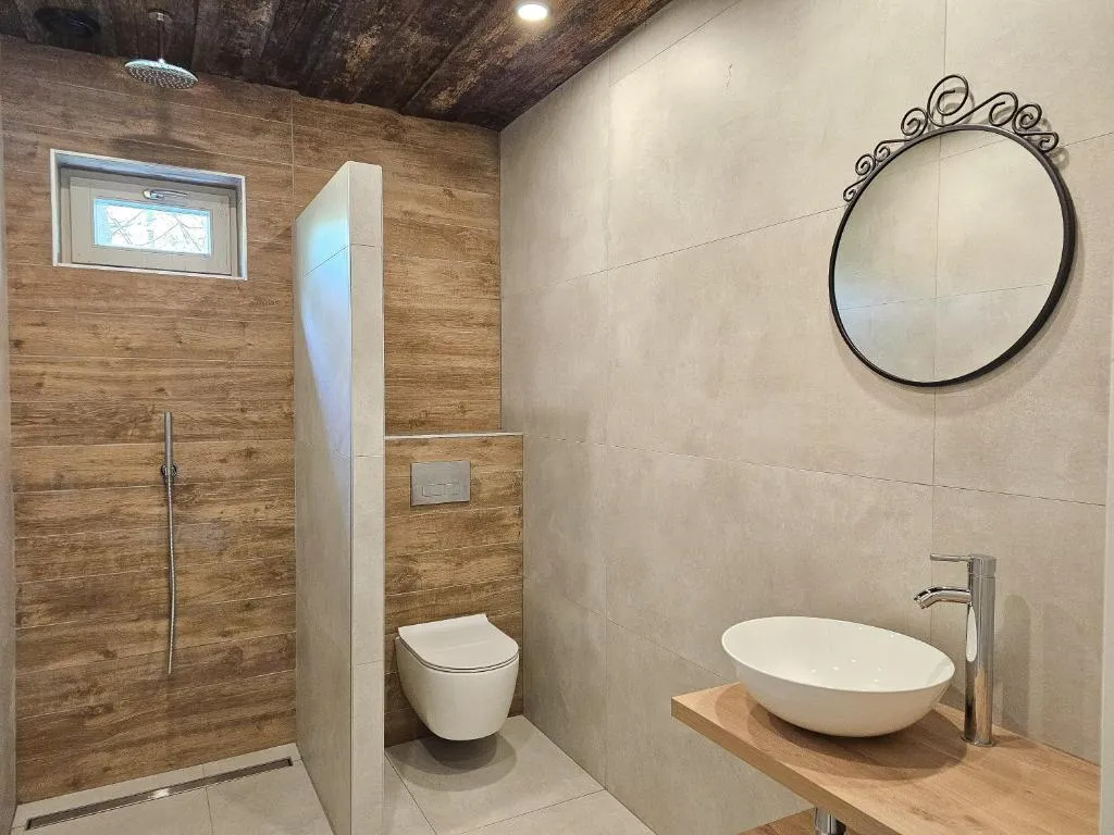 Safaritent met privé sanitair in hoofdgebouw