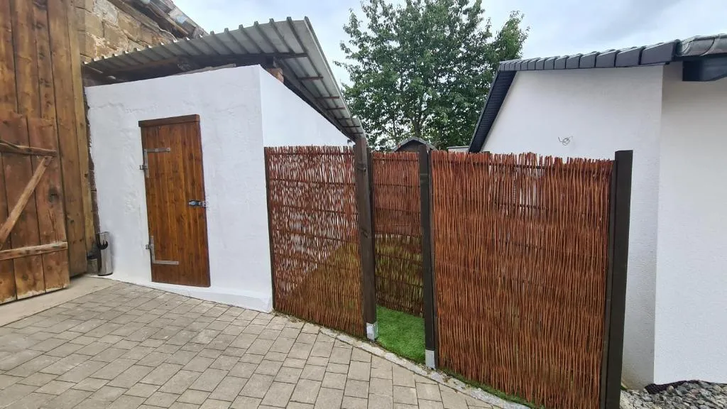 Schlaffass mit Wellness in alter Scheune