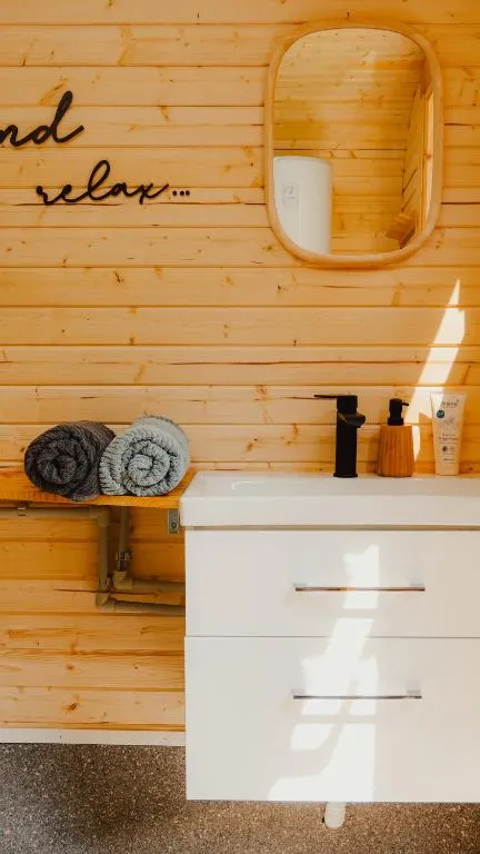 Schlaffass Natursee-Chalet mit Sanitärfass,Hot Tub,Sauna,Jacuzzi,angeln