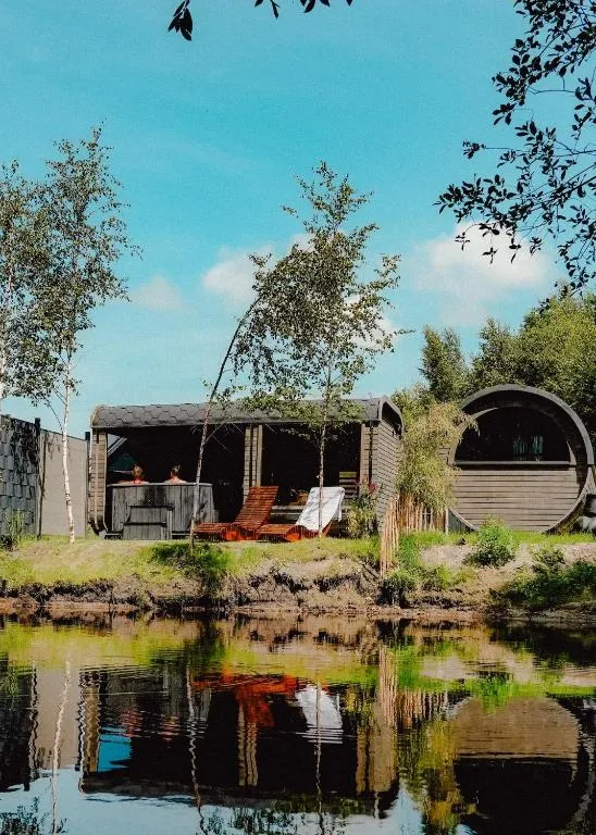 Schlaffass Natursee-Chalet mit Sanitärfass,Hot Tub,Sauna,Jacuzzi,angeln