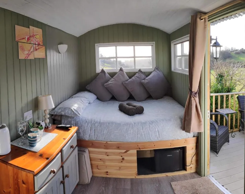 Shepherds hut with Hot Tub pet friendly