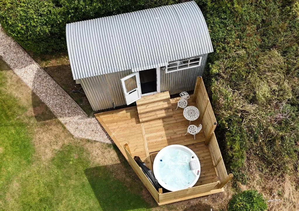 Shepherds hut with Hot Tub pet friendly