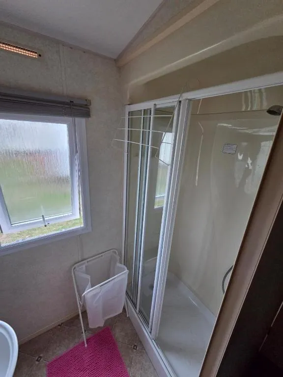 St Osyth, Clacton-on-sea, Cozy Beach side Caravan, Wifi, Tea and Coffee, Parking included