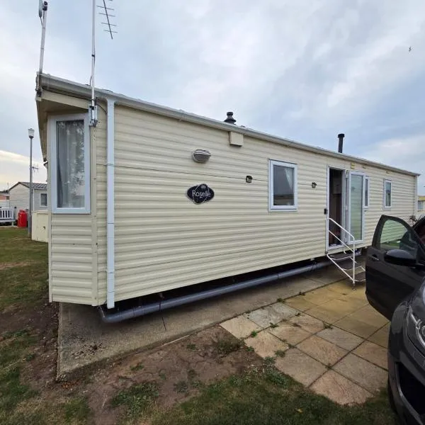 St Osyth, Clacton-on-sea, Cozy Beach side Caravan, Wifi, Tea and Coffee, Parking included