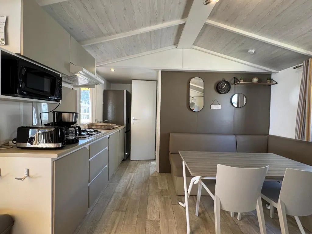 Un toit sur le bassin Claouey