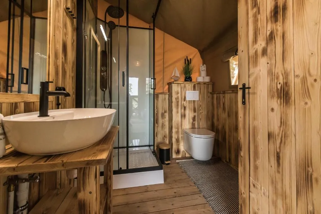 "Wioska Wakacyjna Glamila" Mazury, nad jeziorem, podgrzewany basen, Glamping i domki rodzinne