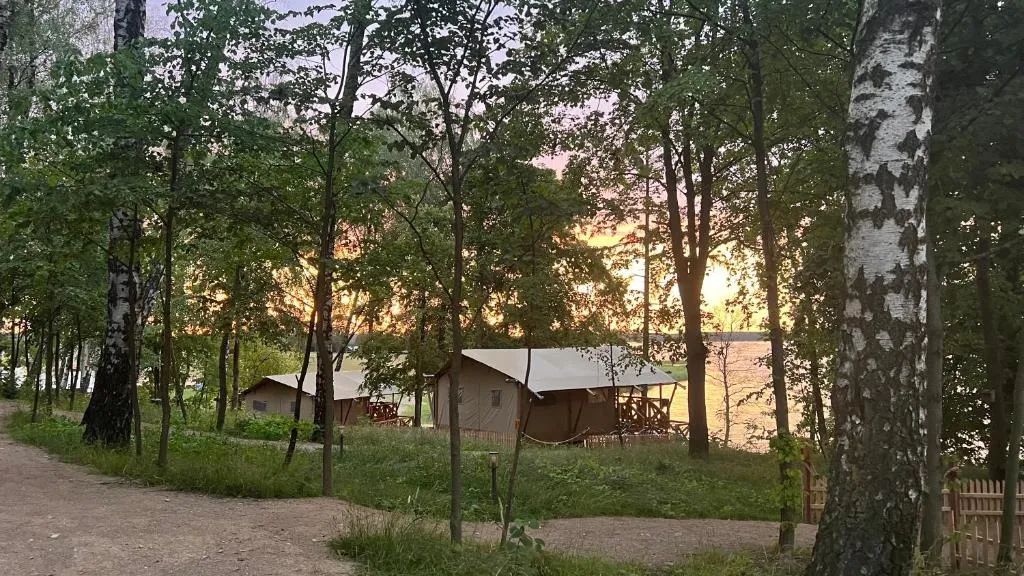 "Wioska Wakacyjna Glamila" Mazury, nad jeziorem, podgrzewany basen, Glamping i domki rodzinne