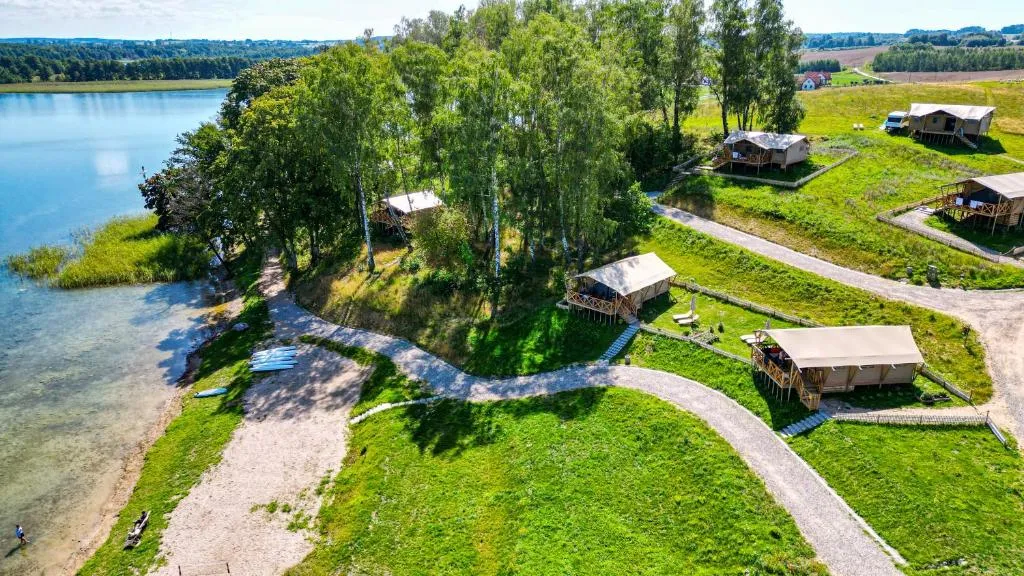 "Wioska Wakacyjna Glamila" Mazury, nad jeziorem, podgrzewany basen, Glamping i domki rodzinne
