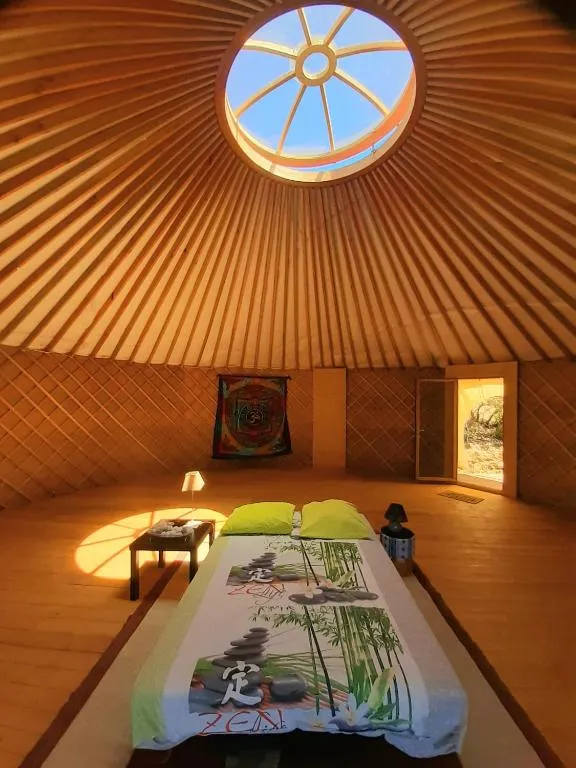 Yourte contemporaine avec magnifique vue sur les montagnes