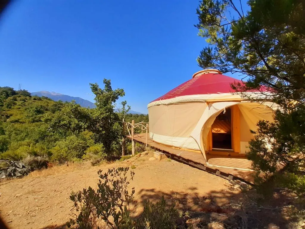 Yourte contemporaine avec magnifique vue sur les montagnes